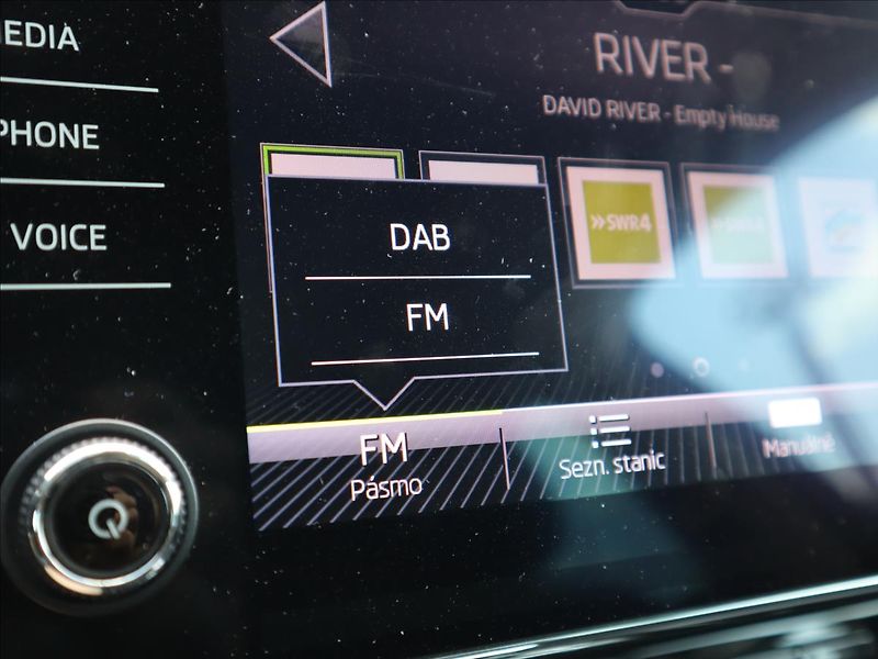 Škoda Superb 2,0 TDI DSG ACC DCC Kamera LED - fotka 18 z 58