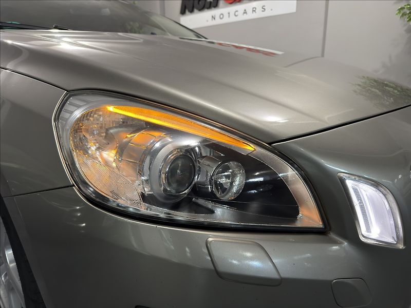 Volvo V60 2,0   T5 177KW SUMMUM XENON - fotka 32 z 38