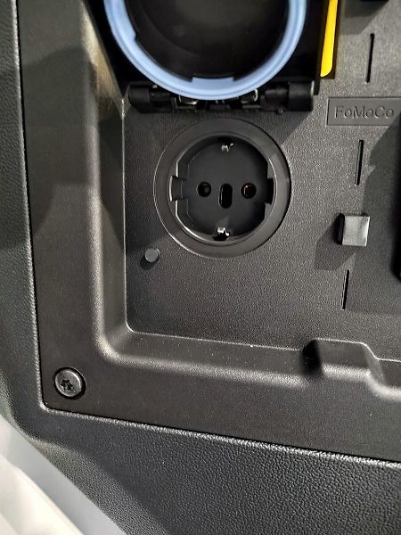 Ford Transit Custom 340 L2 Trend 64 kWh Dojezd 314 - fotka 17 z 25