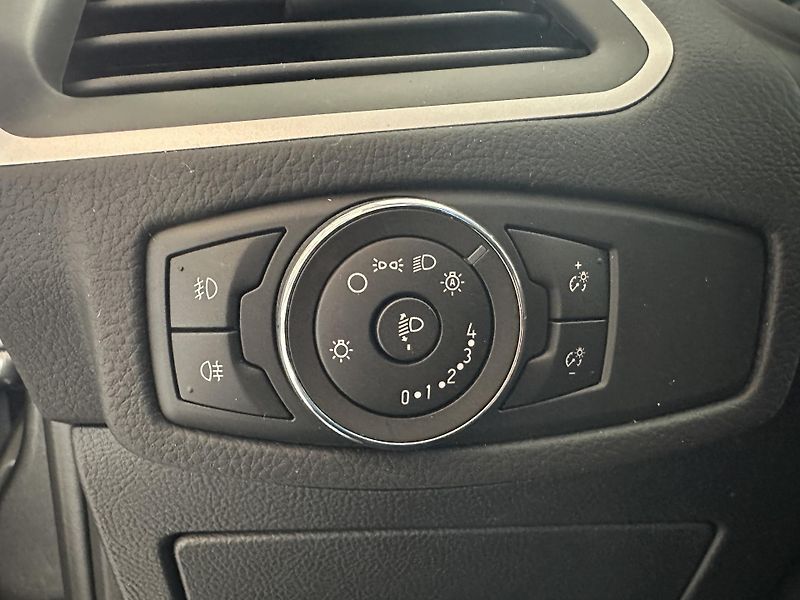 Ford S-MAX Business 2.5i HEV 190k aut. - fotka 23 z 30