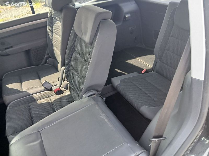 Volkswagen Touran (2012) 1.4 TSI, 7 míst - fotka 25 z 34