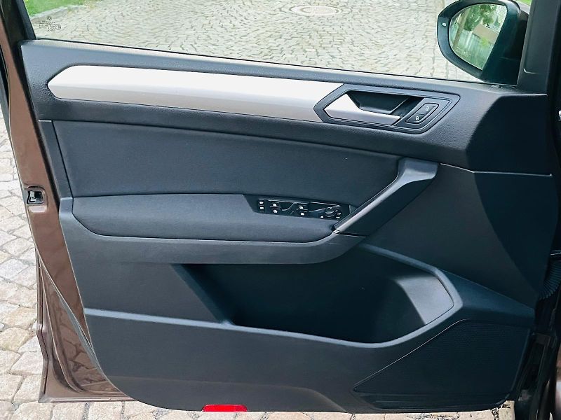 Volkswagen Touran 1.6TDI MAN 7MÍST LED SERVISKA - fotka 29 z 45