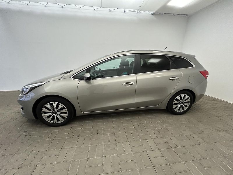 Kia Ceed 1.6 CRDI EXCLUSIVE - fotka 3 z 25