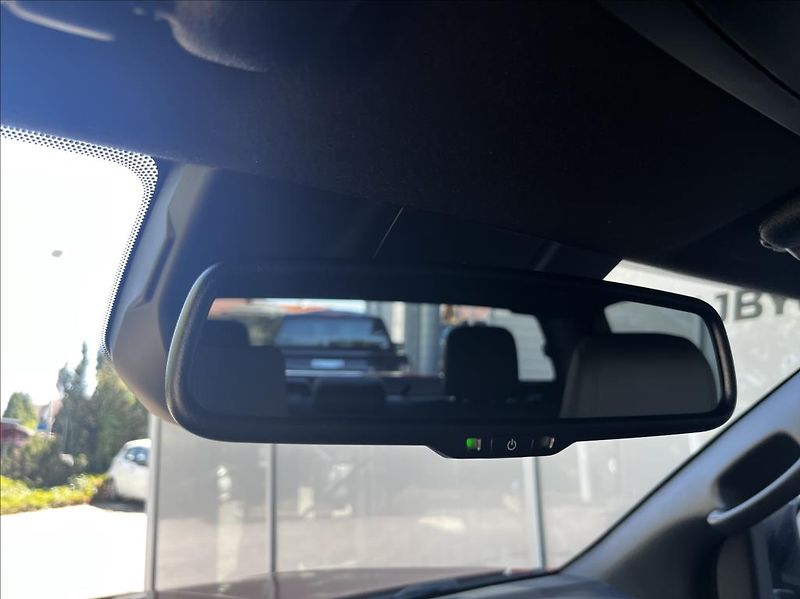 Isuzu D-Max 1,9 Double Cab  6AT V-Cross 4x - fotka 23 z 27
