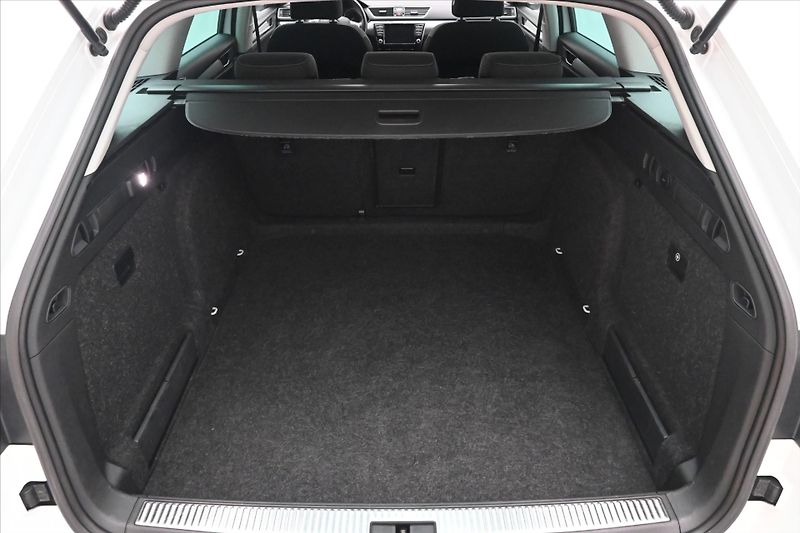 Škoda Superb 1,6 TDI 88 kW NAVI Ambition Zá - fotka 10 z 29