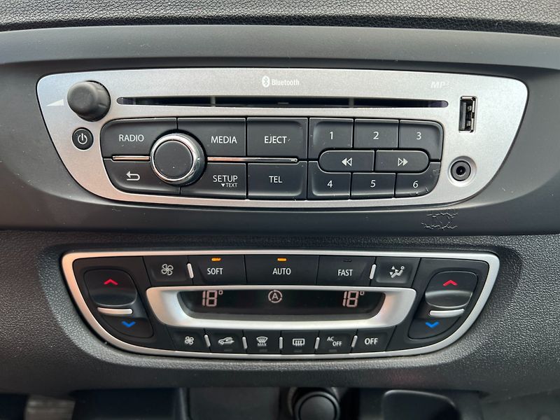 Renault Scénic (2012) 1.6 16V 81kW!ČR! Nové rozvody! - fotka 16 z 22