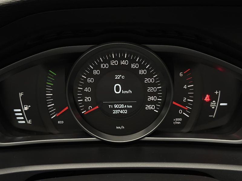 Volvo V40 D2 MOMENTUM CZ - fotka 16 z 39