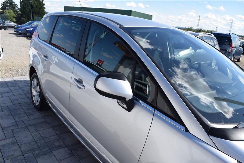 Peugeot 5008 1,6 HDI 88KW AUTOMAT 7MÍST TOP - fotka 9 z 46