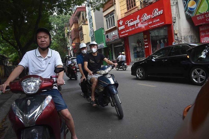 Jeden z prvních vozů Škoda na území Vietnamu. Právě ten jsem zkoušel v ulicích hlavního města