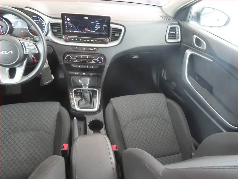 Kia Ceed (2024) 1.5 T-GDI - fotka 8 z 18