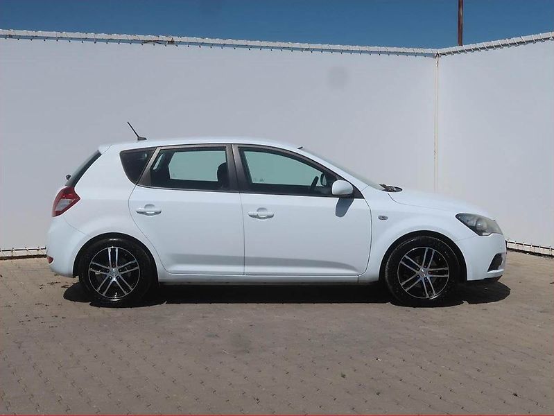 Kia Ceed (2011) 1.4 CVVT, Serv.kniha - fotka 6 z 14