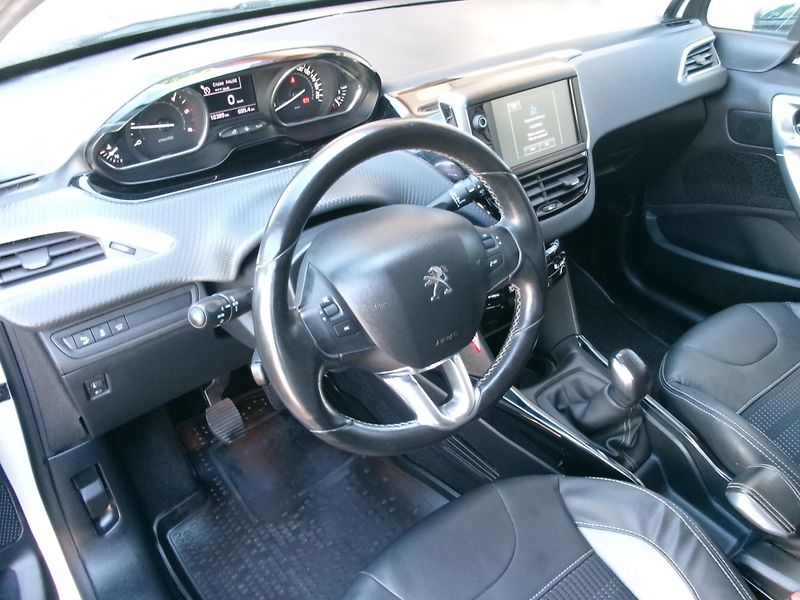 Peugeot 2008 (2015) 1,6 BlueHDI AC TEMP USB - fotka 10 z 26
