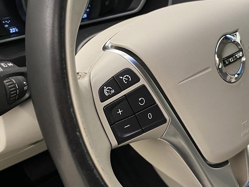 Volvo V40 CC D3 MOMENTUM AUT  - fotka 18 z 43