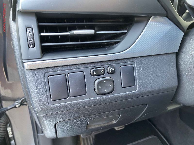 Toyota Avensis (2018) 1.8, Active, TZ, kamera - fotka 15 z 18