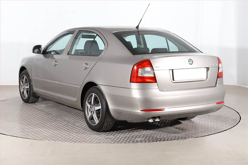 Škoda Octavia (2009) Ambiente 1.9 TDI, Serv.kniha - fotka 4 z 21