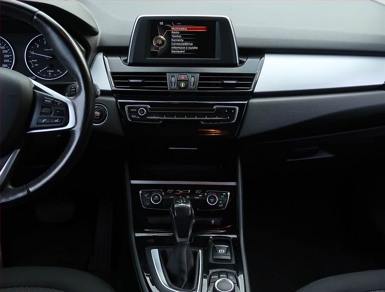 BMW Řada 2 (2015) 218i Active Tourer, Automat - fotka 12 z 17