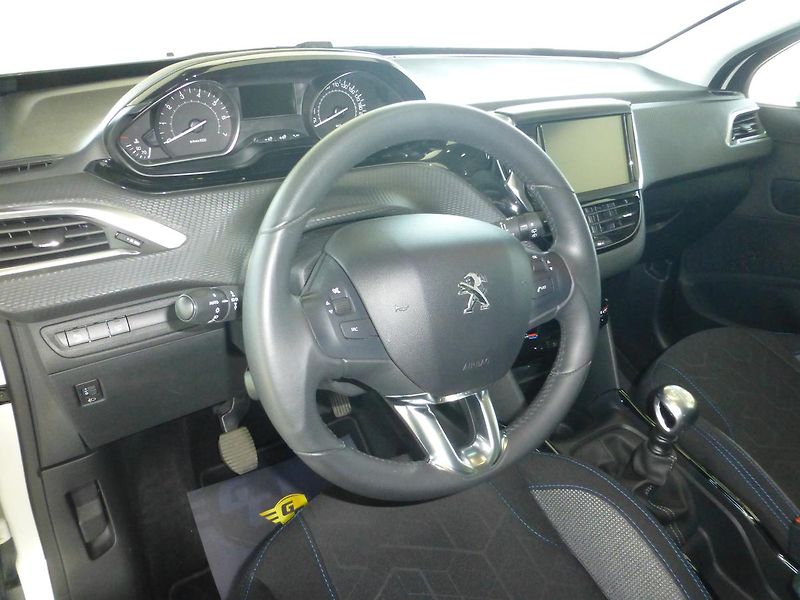 Peugeot 2008 (2019) 1,2i-81KW*PARK.S*ALU*VYHŘ.SED* - fotka 13 z 27