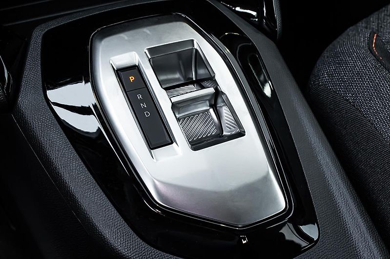 Peugeot 2008 (2026) 1,2 BUSINESS Hybrid 145 e-DCS6 - fotka 16 z 16