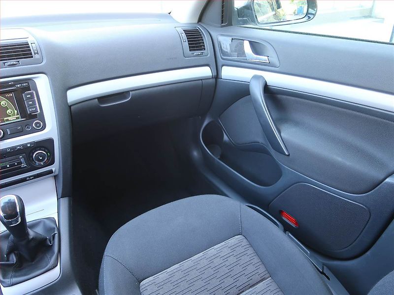 Škoda Octavia (2012) Ambiente 1.6 TDI, Navi - fotka 8 z 17