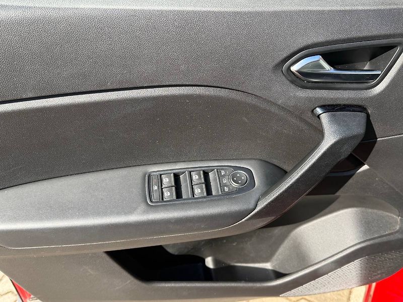 Renault Captur (2020) 1.0 TCe 74 kW Intens - fotka 21 z 23