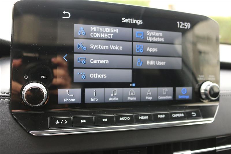 Mitsubishi Outlander 2,4 PHEV, 7míst, Tažné - fotka 28 z 56