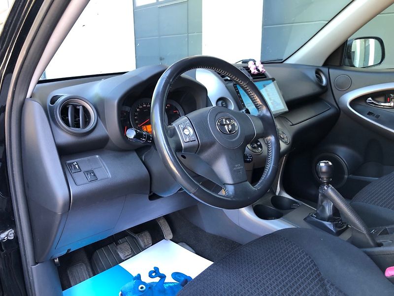 Toyota RAV4 (2007) 2.2 D-CAT, 4x4 - fotka 17 z 28