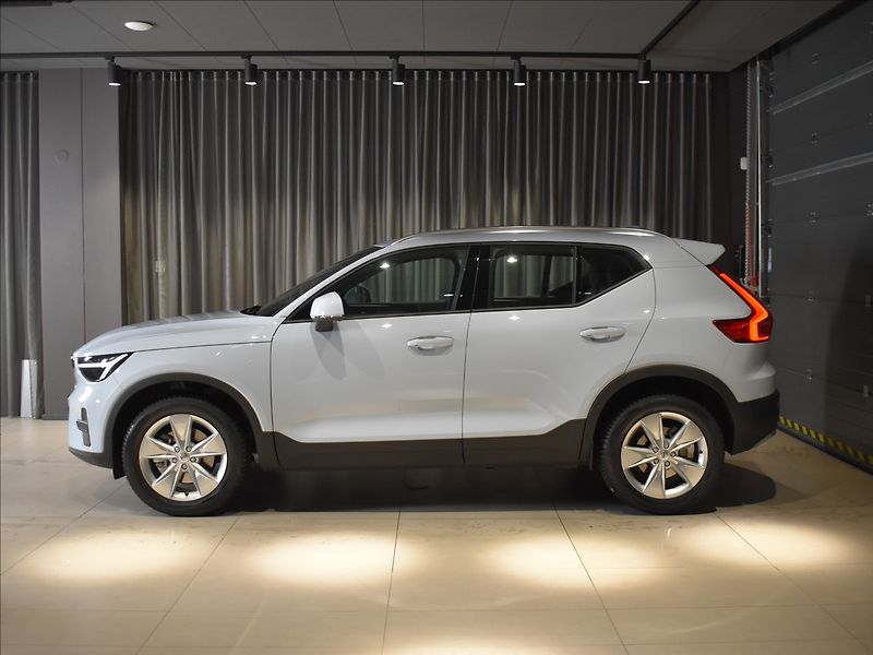 Volvo XC40 (2026) 2,0 B3  Core - fotka 2 z 24