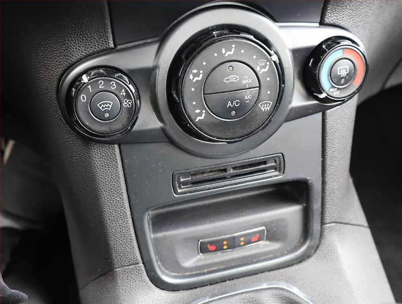 Ford Fiesta (2015) 1.25, Vyhř. sedaček - fotka 14 z 14