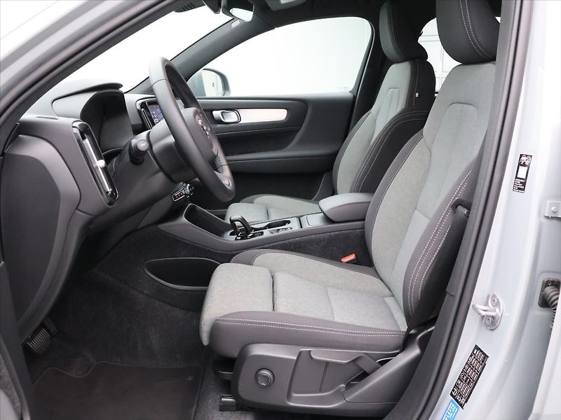 Volvo XC40 2.0 B3 120kW Core DCT CZ DPH - fotka 12 z 35
