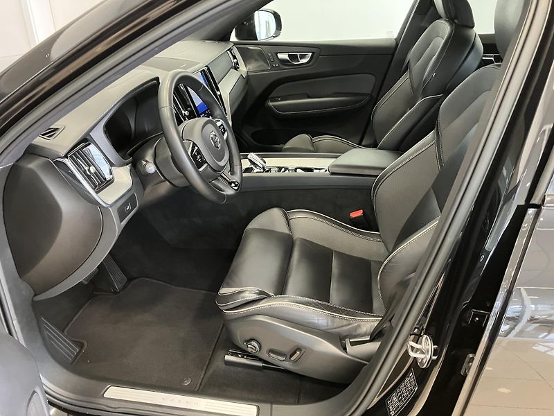 Volvo XC60 B4 FWD Ultimate Dark AT8 - fotka 13 z 44