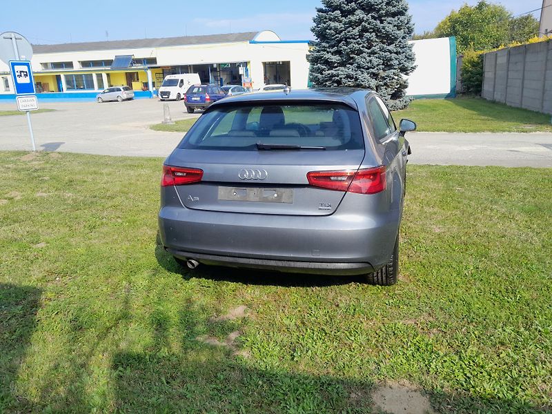 Audi A3 (2015) 1,6 TDI serviska 2x klíč - fotka 6 z 17