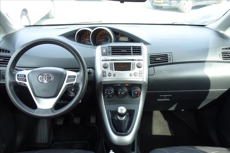 Toyota Verso 1,6 i 97KW, ČR, KLIMATIZACE. - fotka 16 z 31