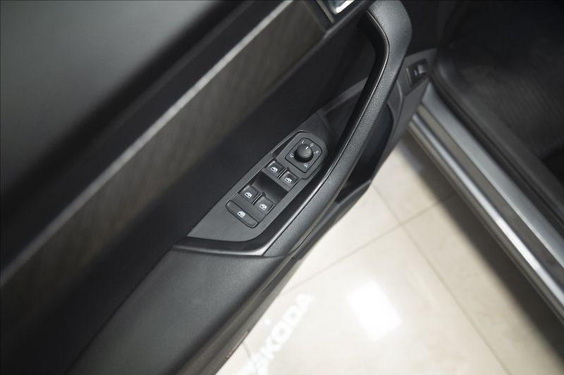 Škoda Karoq 2,0 TDI DSG KEYLESS VÝHŘEV ČR - fotka 18 z 38