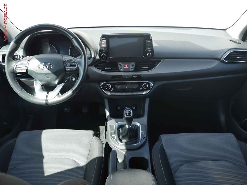 Hyundai i30 (2020) 1.5 DPi, 2.maj,ČR, AC, park - fotka 8 z 21