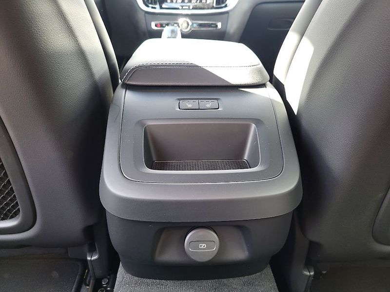 Volvo V60 PLUS DARK B4 FWD 145 kW - fotka 20 z 37