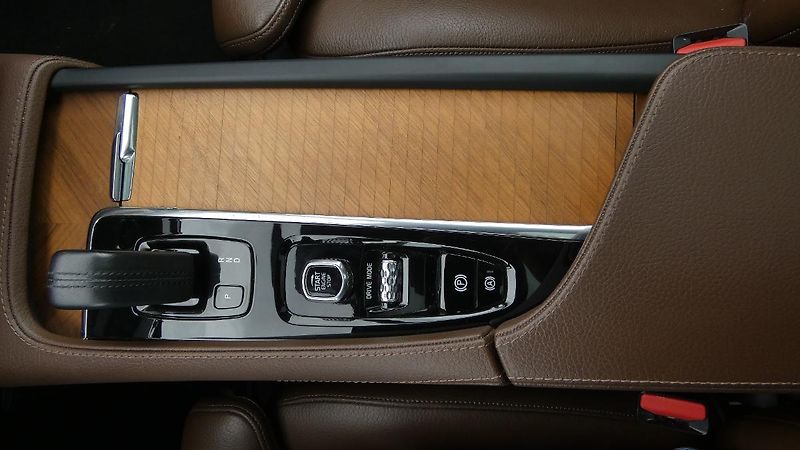 Volvo XC90 B6 AWD Momentum Pro Auto - fotka 16 z 27