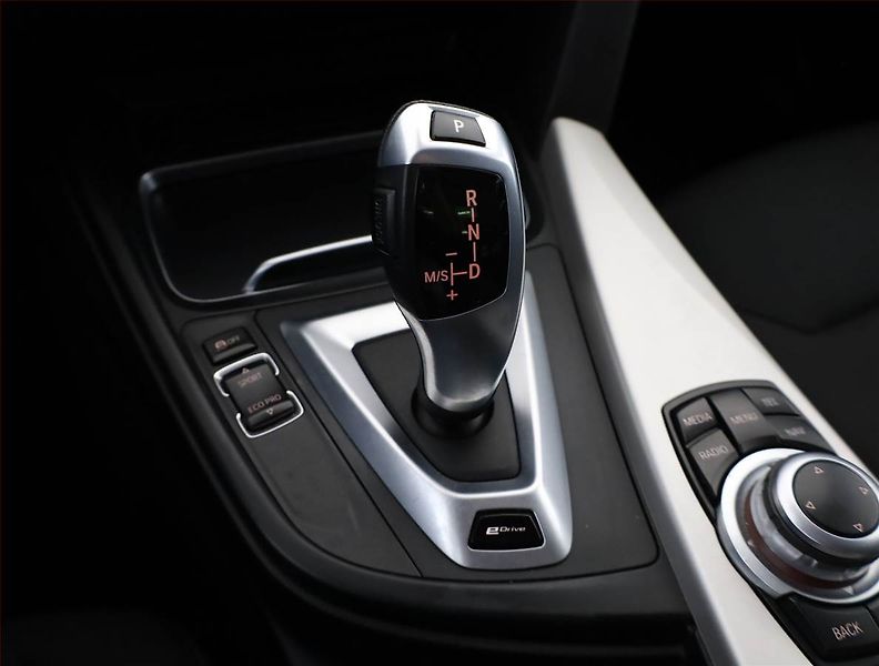 BMW Řada 3 (2016) 330e iPerformance, Automat - fotka 11 z 18