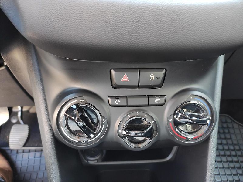 Peugeot 208 (2013) 1.2i 92k MAN5 nové CZ po STK - fotka 16 z 22