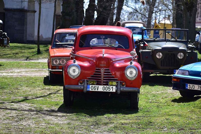 Kulatá světla, blýskající se chromy, brumlavé motory. Majitelům historických skvostů vyšla jejich první letošní projížďka na jedničku.