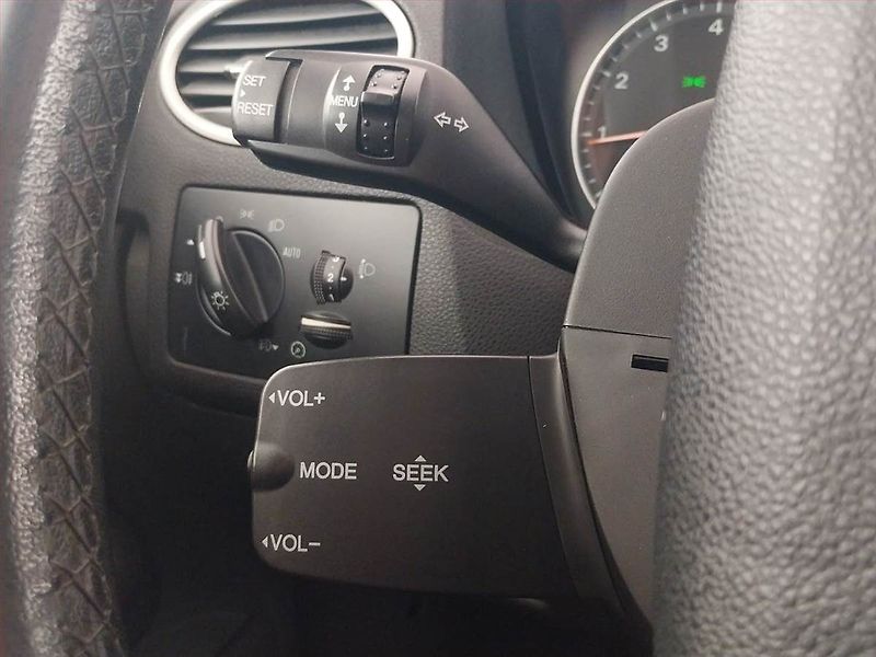 Ford Focus (2006) Ghia 1.6 16V, slušný stav - fotka 16 z 20