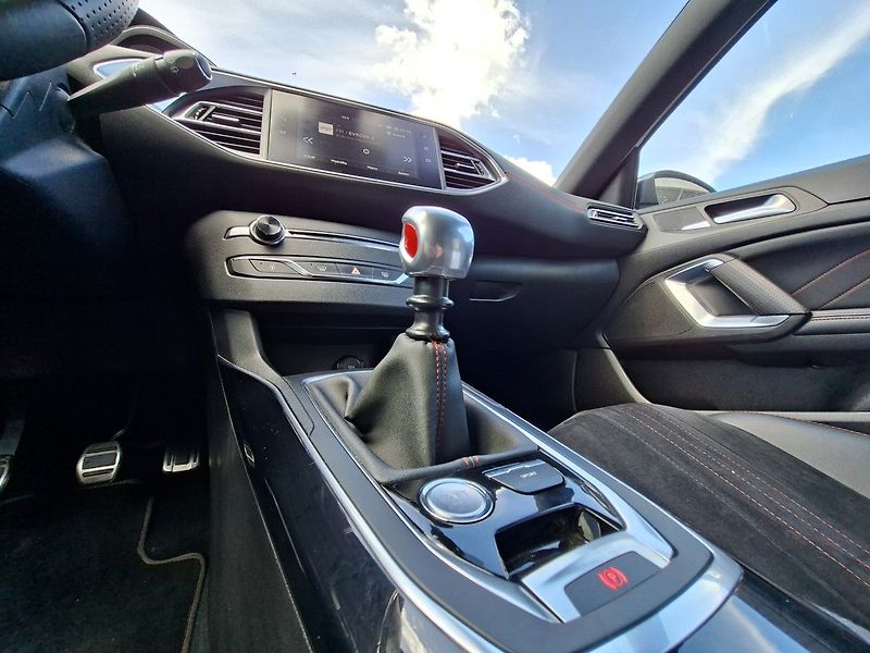 Peugeot 308 SW GT 1,6 THP 205k M6 - fotka 19 z 29