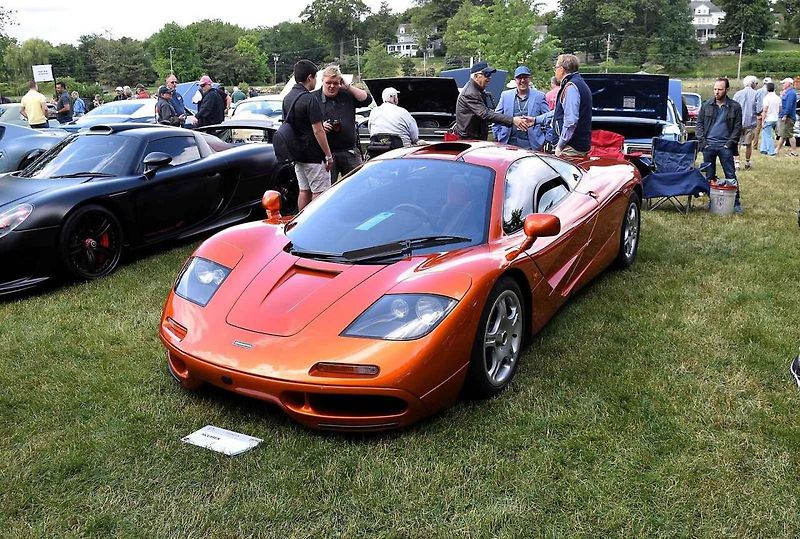 McLaren F1 patří mezi nejvzácnější silniční supersporty své éry.