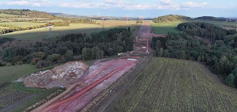 Stavba dálnice D6 mezi Knínicemi a Bošovem na hranici Karlovarského a Ústeckého kraje.