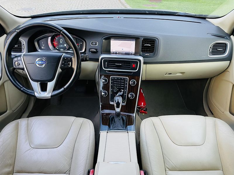 Volvo V60 2.0D4 5V AUTOMAT KAMERA TAŽNÉ - fotka 22 z 43