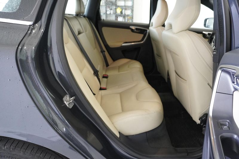Volvo XC60 2,0 D4 AUTOMAT - fotka 25 z 32