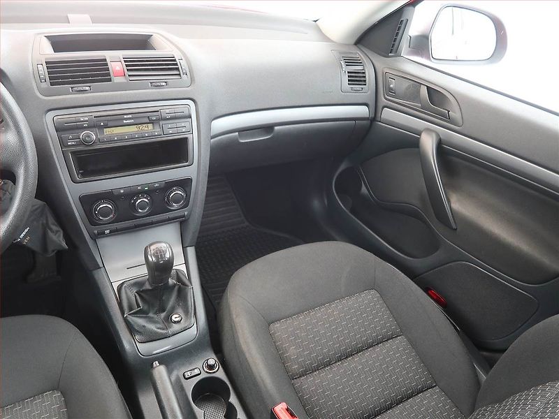 Škoda Octavia (2011) 1.6, Park. senzory - fotka 8 z 15