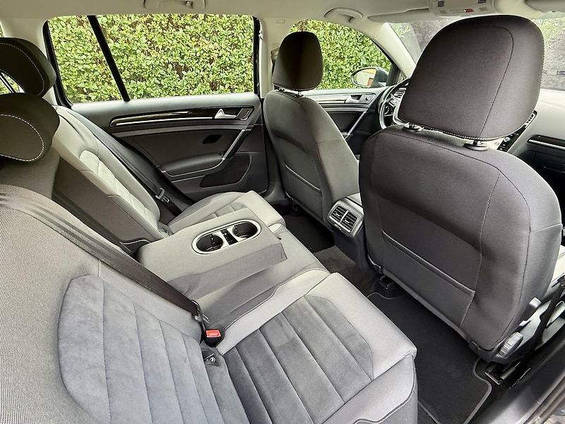 Volkswagen Golf Variant (2020) 2,0TDi 110kW HIGHLINE DSG ČR - fotka 10 z 15