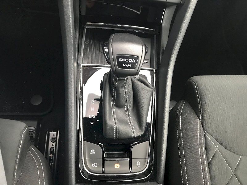 Škoda Karoq (2024) SPORTLINE  2,0 TDI 4x4  DSG - fotka 15 z 26