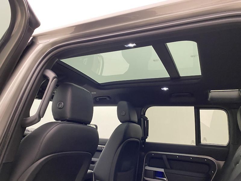 Land Rover Defender 110 D300 SE AWD AUT CZ - fotka 31 z 52
