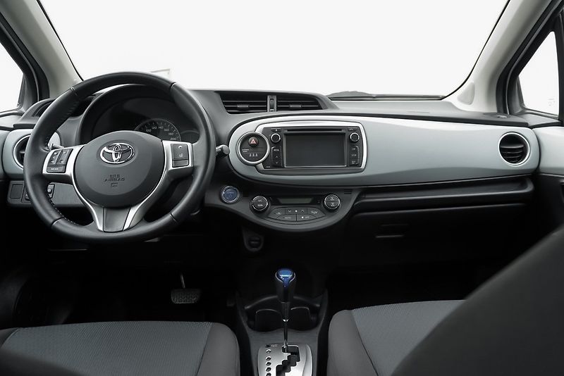 Toyota Yaris 1.5 Hybrid LOUNGE - fotka 17 z 23